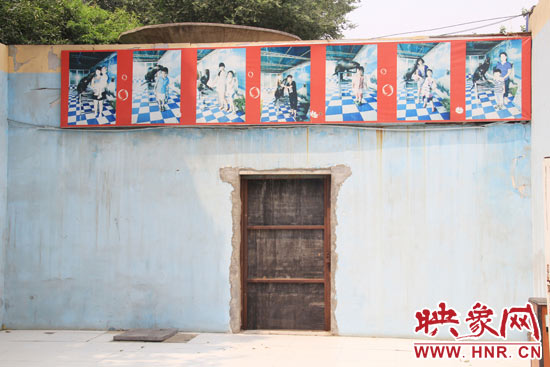 在鄭州市動物園內的海獅館內，隨處可見游客與動物合影的宣傳畫。