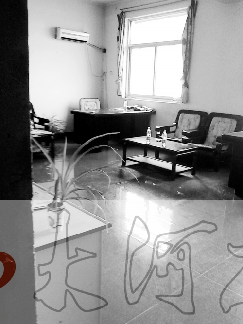 上班時(shí)間，這間辦公室內(nèi)卻空無(wú)一人。