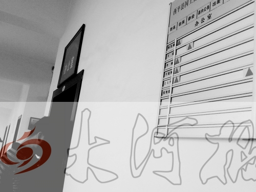 　7月4日上午，西平縣國(guó)土局辦公室門(mén)口在崗牌子高高掛，但里面空無(wú)一人。