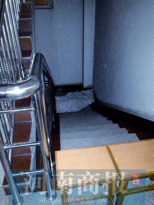 昨晚7點多，女孩的尸體還未移走 見習記者 姬中貴/攝