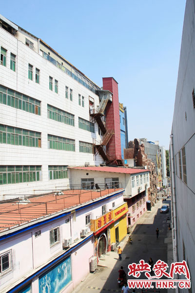 該家具賣場共6層樓，第7層建筑與其他樓層風(fēng)格迥然不同，有明顯后期加蓋痕跡