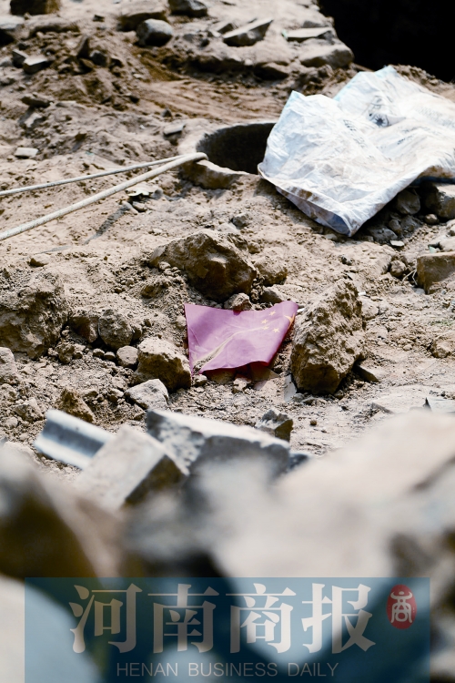 　　孩子墜井前，手里拿著國旗，邊走邊玩……