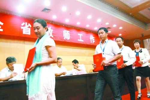 昨日，我省諸多優(yōu)秀教師獲頒“師德標(biāo)兵”、“師德先進(jìn)個(gè)人”等榮譽(yù)證書。