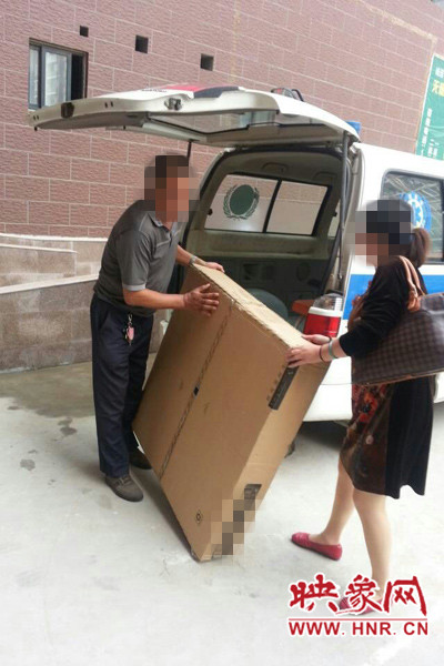 工作人員正在搬卸家具。