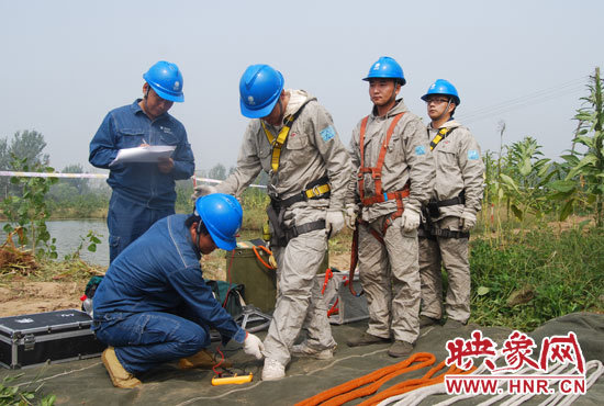 “弟兄們”每次上塔作業(yè)，樊建軍都要認真核對檢查，不容一絲失誤出現(xiàn)。