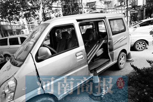 　面包車的后座上，放著被掰掉的車門