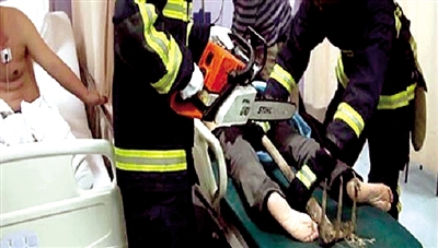 一陣痛，鐵耙柄插進(jìn)身體里