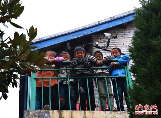 對(duì)于記者的到來，孩子們充滿了好奇