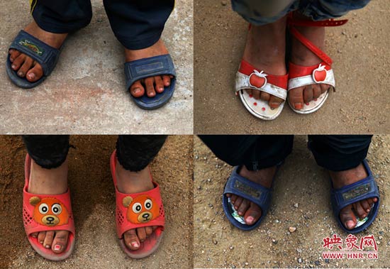 山里的溫度已經(jīng)很低了，有些孩子還是光腳穿著拖鞋。