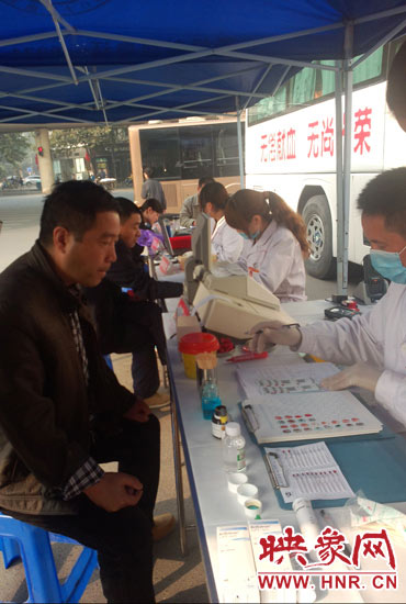 上午10時許，幾位市民在河南省人民會堂門口獻(xiàn)血