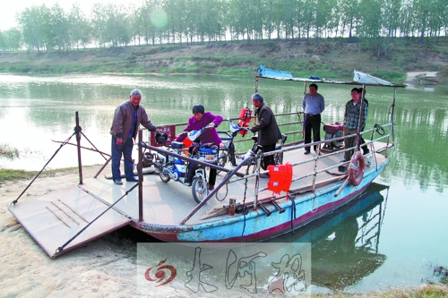 18年來(lái)，盛衛(wèi)川堅(jiān)持每日如此，為河兩岸的人擺渡。