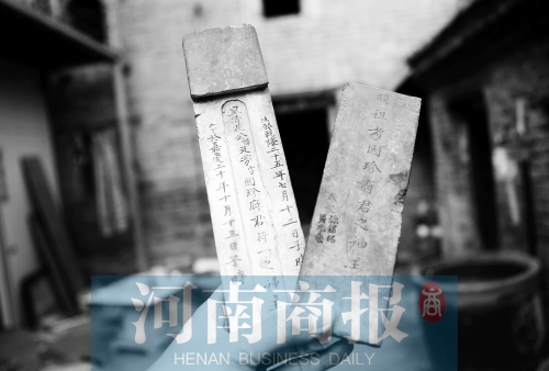 花五松的老宅里，還有祖上留下的牌位