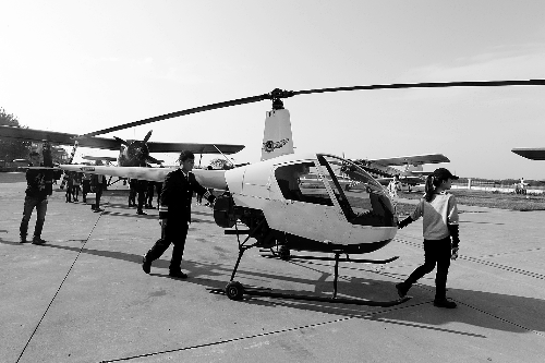 選拔賽現(xiàn)場，選手們正入場表演 記者 鄧萬里/攝