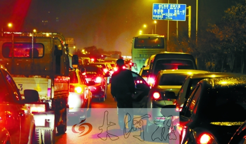 上周五晚上7點(diǎn)多,東風(fēng)東路車輛擁堵,一個(gè)多小時(shí)只能前行100米。