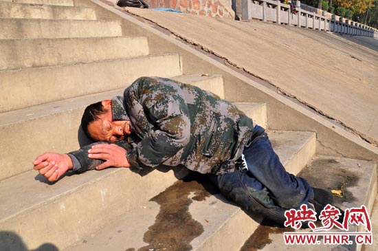 這名男子的衣服以及褲子全濕透了，水從衣褲里流出來(lái)，嘴里散發(fā)著濃烈的酒氣。