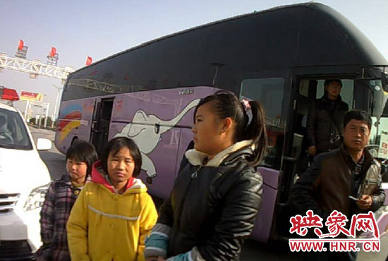 女子為和前夫團(tuán)聚"逃離"河南 留下3個(gè)女兒做"人質(zhì)" 女子為和前夫團(tuán)聚"逃離"河南 留下3個(gè)女兒做"人質(zhì)"