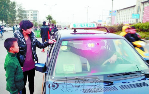 看見有帶小孩的乘客，王師傅都會遞上字條，提醒乘客。