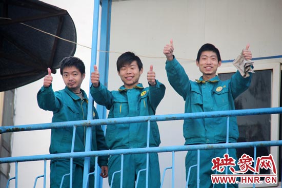 干的好的時候，他們會給同伴豎起大拇指