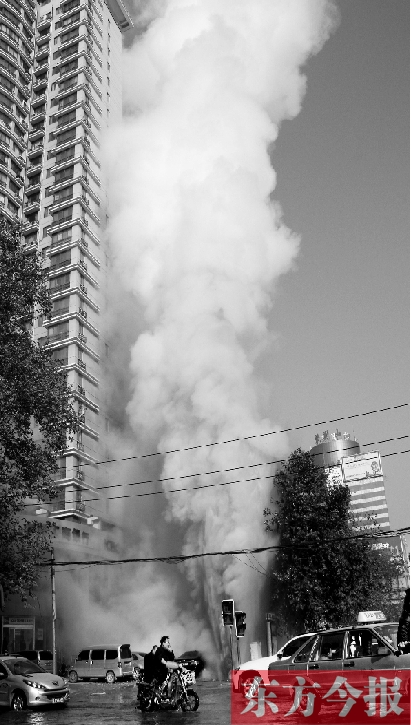 鄭州熱力又爆管 沖起50米“熱噴泉” 鄭州熱力又爆管 沖起50米“熱噴泉”