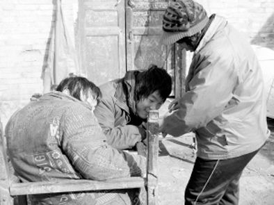 去年年初，武文英和雙胞胎腦癱兒子。圖片來(lái)源/《周口晚報(bào)》