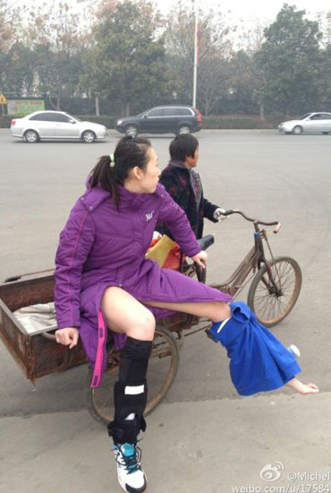 楊婕與朱婷相撞受傷下場(chǎng)-街頭大媽三輪送賓館。