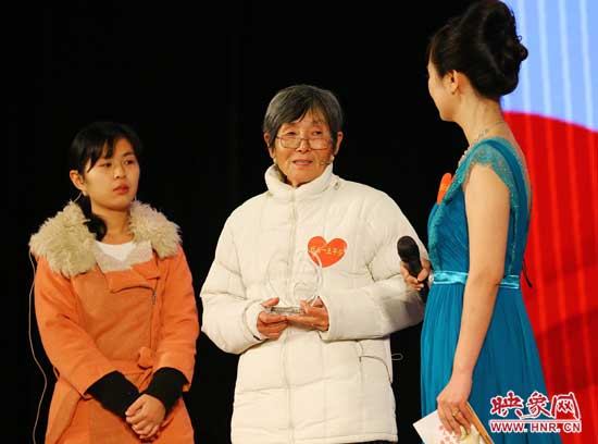 獲獎?wù)邉髡嫔吓_領(lǐng)獎 獲獎?wù)邉髡嫔吓_領(lǐng)獎