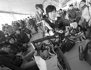 由于媽媽生病，盧文成只得中途放棄騎行改乘火車(chē)趕回老家。