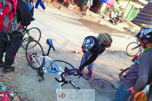 運(yùn)氣不好，十分鐘被扎了兩次胎，只能自己修車。