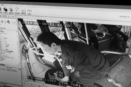 拼死追趕失控公交車(chē) 拼死追趕失控公交車(chē)