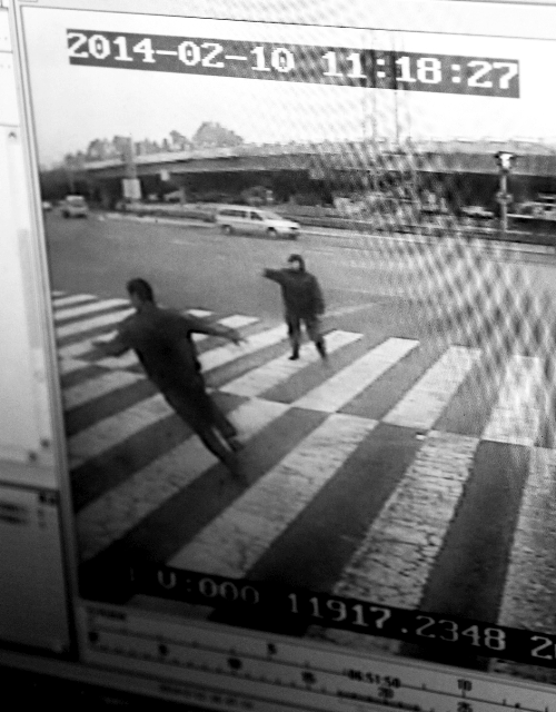 飛身下車(chē) 拼死追趕失控公交車(chē) 飛身下車(chē) 拼死追趕失控公交車(chē)