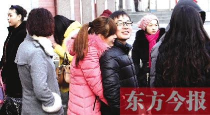 在鄭州市二七區(qū)婚姻登記處，新人們在門外排長隊