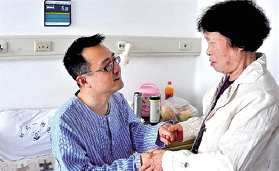 “媽媽,謝謝您的支持!”耿斌拉著媽媽的手。