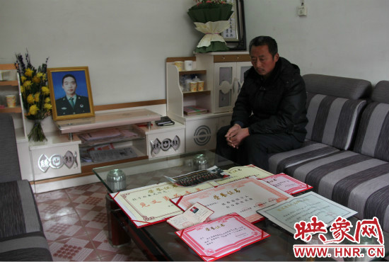 救火英雄鄭春光的父親和兒子獲得榮譽證書。