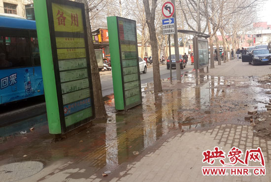 公交車站處臭氣沖天污水橫流，行人幾乎無法在此等車