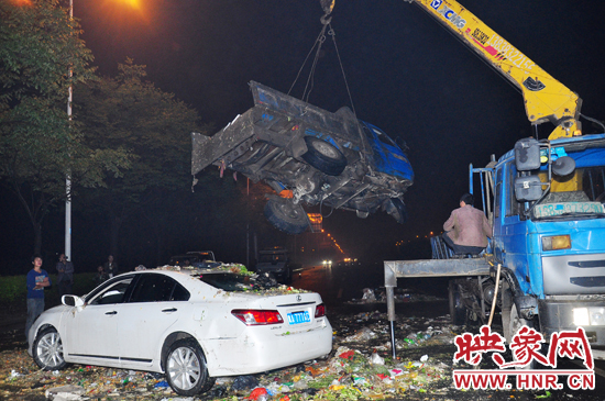 1點40許，兩輛車先后被吊起并拖離現(xiàn)場，停車場的幾位員工將路面清掃干凈，隨后該路段恢復(fù)通行。