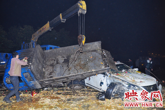 滿滿的一車泔水和垃圾傾瀉而下，鋪撒在路面和凌志車上，數(shù)十米遠都能聞到泔水的惡臭。