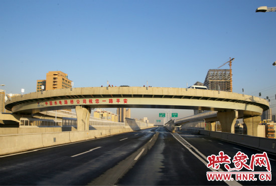 右側(cè)車道為北三環(huán)快速路文化路出口輔道。