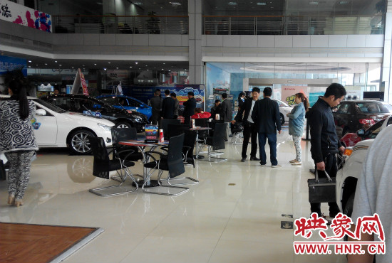 一大早來到4S店選車的顧客絡繹不絕。