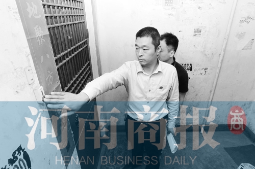 　來到馬某家，法官被拒之門外