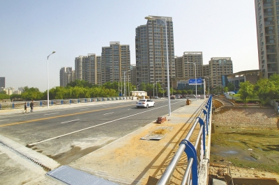 東風(fēng)渠上又一座人車兩用橋正式通車。