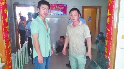 在吳文舉老師的幫助下，王強(qiáng)強(qiáng)（左）從傳銷窩點(diǎn)成功脫險(xiǎn)。