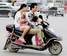 帶著孩子騎電動車，安全一定要放在第一位。