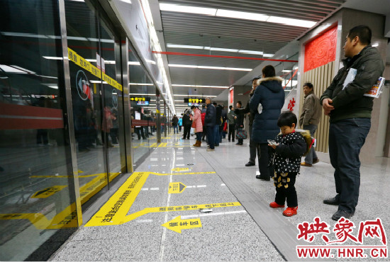 小朋友在等候區(qū)內(nèi)等待地鐵。