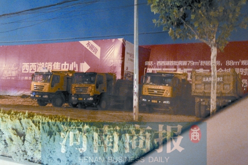 昨夜，記者發(fā)現(xiàn)一些工地外，渣土車們正在“休息”記者 鄧萬(wàn)里/攝