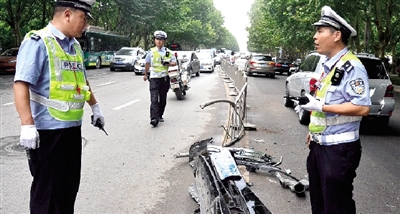 帶著車牌的車前臉留在了現(xiàn)場。