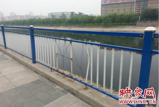 公園內(nèi)多個護(hù)欄中間的鋼筋條不翼而飛，僅僅是用幾根細(xì)細(xì)鐵絲纏住。