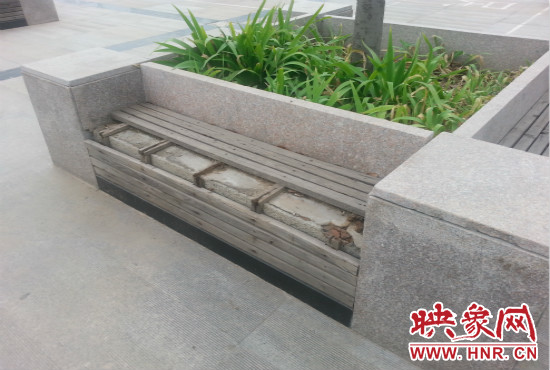 基礎(chǔ)設(shè)施破壞嚴(yán)重，一直無人修理。