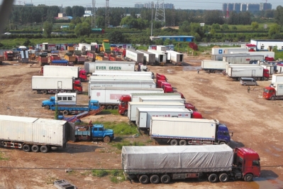 抓賭前，處警民警就藏身在這些廂式貨車內(nèi)。