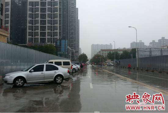 在新開通的東明路上,仍有多數(shù)私家車違規(guī)停車。