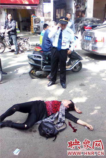 一名老年人當(dāng)場(chǎng)昏迷。